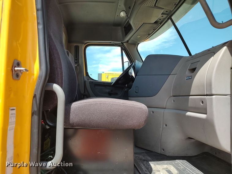 image for item LU9108 2018 Freightliner Cascadia 125  semi truck