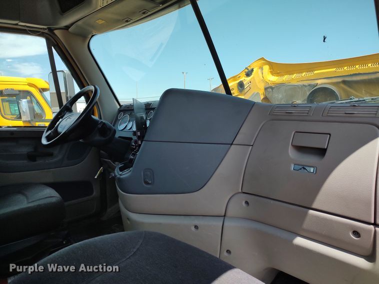 image for item LU9108 2018 Freightliner Cascadia 125  semi truck