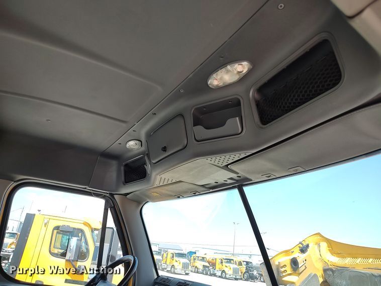 image for item LU9108 2018 Freightliner Cascadia 125  semi truck