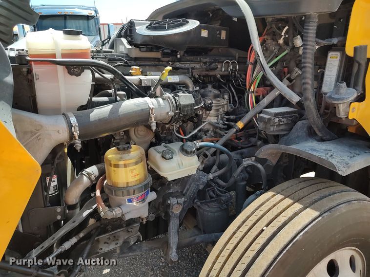 image for item LU9108 2018 Freightliner Cascadia 125  semi truck