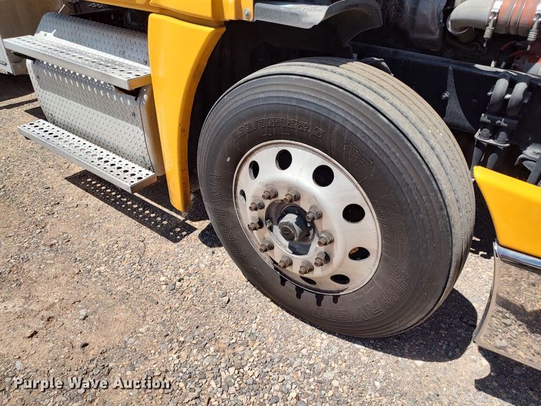 image for item LU9108 2018 Freightliner Cascadia 125  semi truck