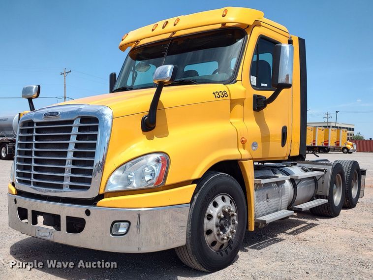 image for item LU9109 2015 Freightliner Cascadia 125  semi truck