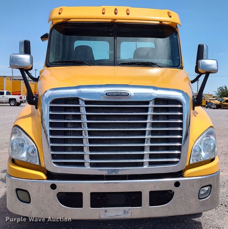 image for item LU9109 2015 Freightliner Cascadia 125  semi truck