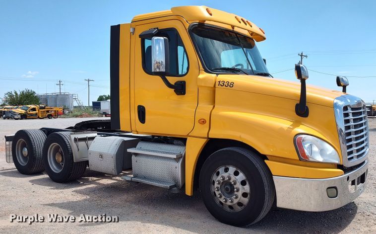 image for item LU9109 2015 Freightliner Cascadia 125  semi truck