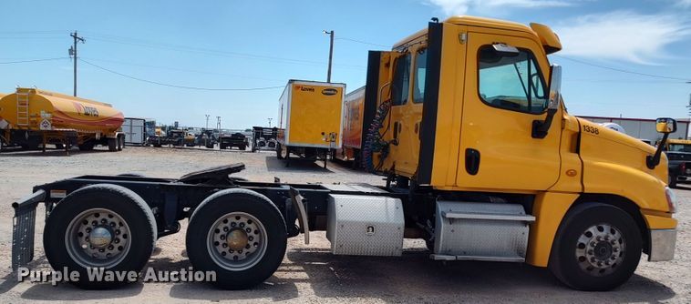 image for item LU9109 2015 Freightliner Cascadia 125  semi truck