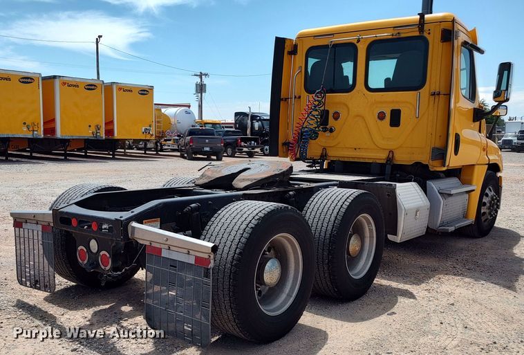 image for item LU9109 2015 Freightliner Cascadia 125  semi truck