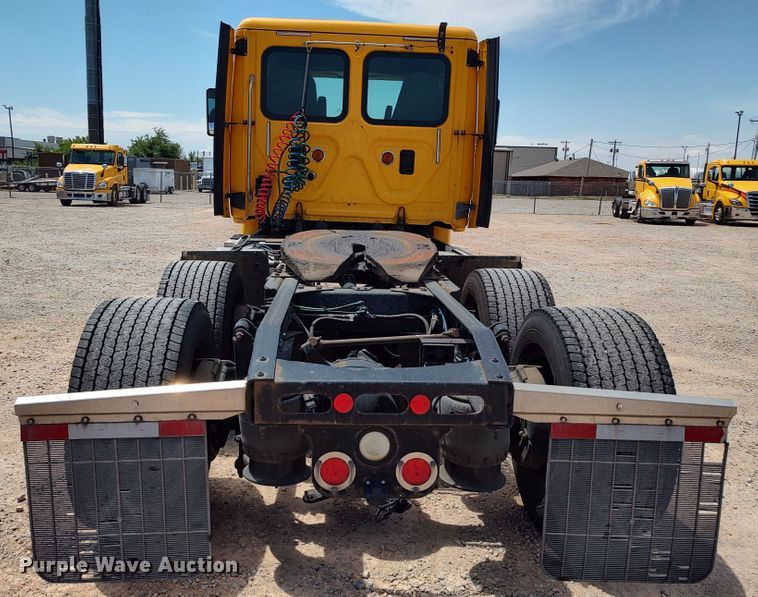 image for item LU9109 2015 Freightliner Cascadia 125  semi truck