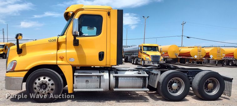 image for item LU9109 2015 Freightliner Cascadia 125  semi truck