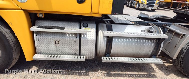 image for item LU9109 2015 Freightliner Cascadia 125  semi truck