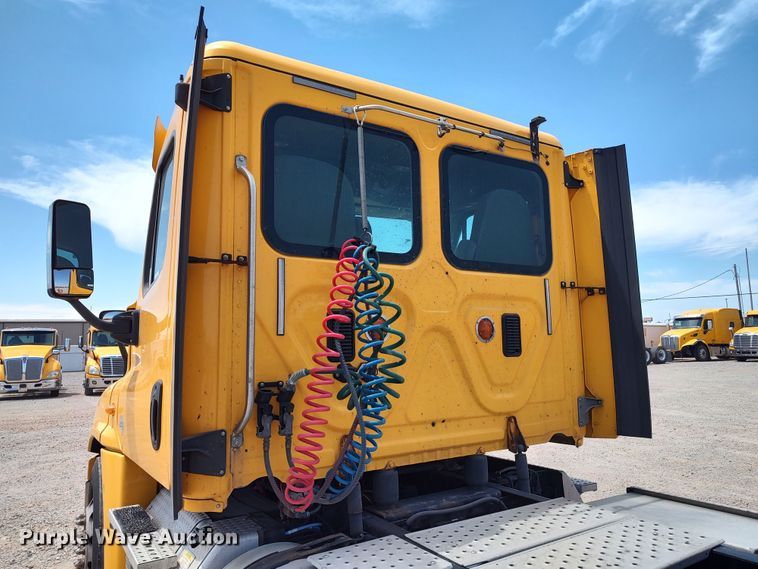 image for item LU9109 2015 Freightliner Cascadia 125  semi truck