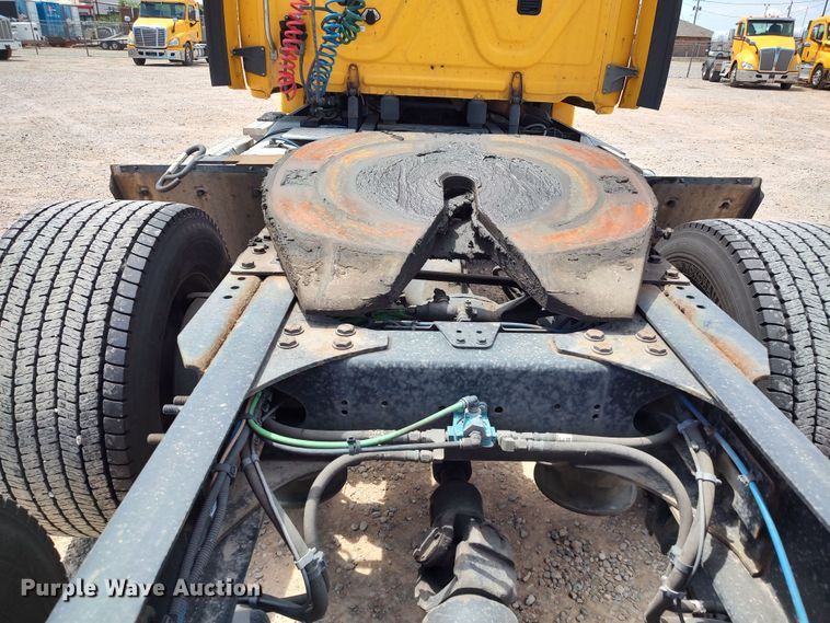 image for item LU9109 2015 Freightliner Cascadia 125  semi truck