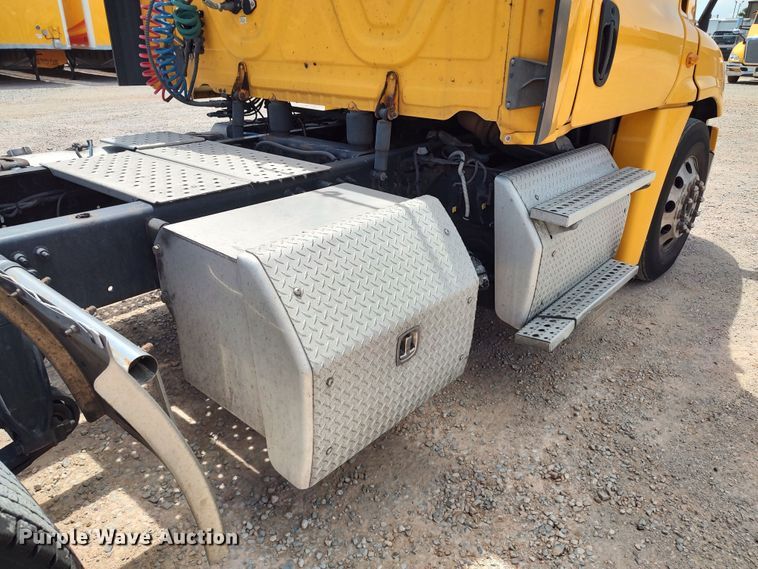 image for item LU9109 2015 Freightliner Cascadia 125  semi truck