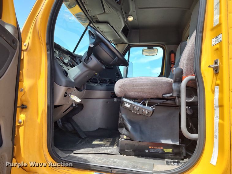 image for item LU9109 2015 Freightliner Cascadia 125  semi truck