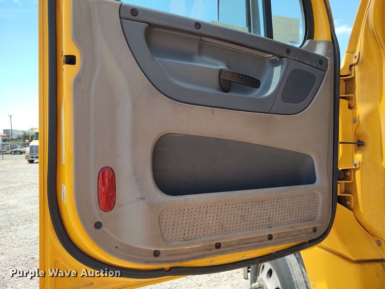 image for item LU9109 2015 Freightliner Cascadia 125  semi truck