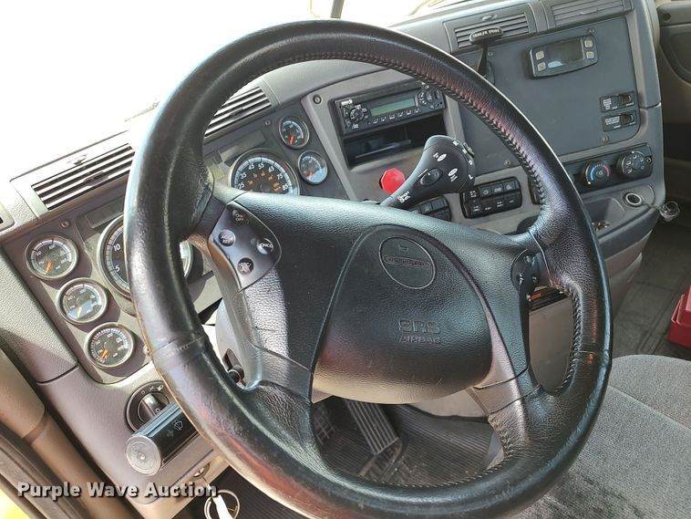 image for item LU9109 2015 Freightliner Cascadia 125  semi truck