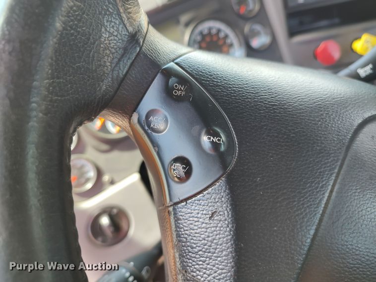 image for item LU9109 2015 Freightliner Cascadia 125  semi truck