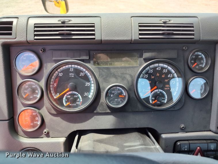 image for item LU9109 2015 Freightliner Cascadia 125  semi truck