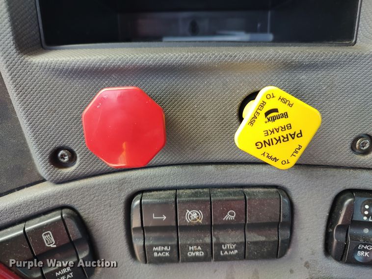 image for item LU9109 2015 Freightliner Cascadia 125  semi truck