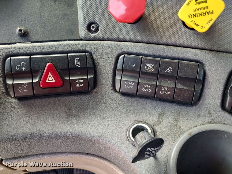 image for item LU9109 2015 Freightliner Cascadia 125  semi truck