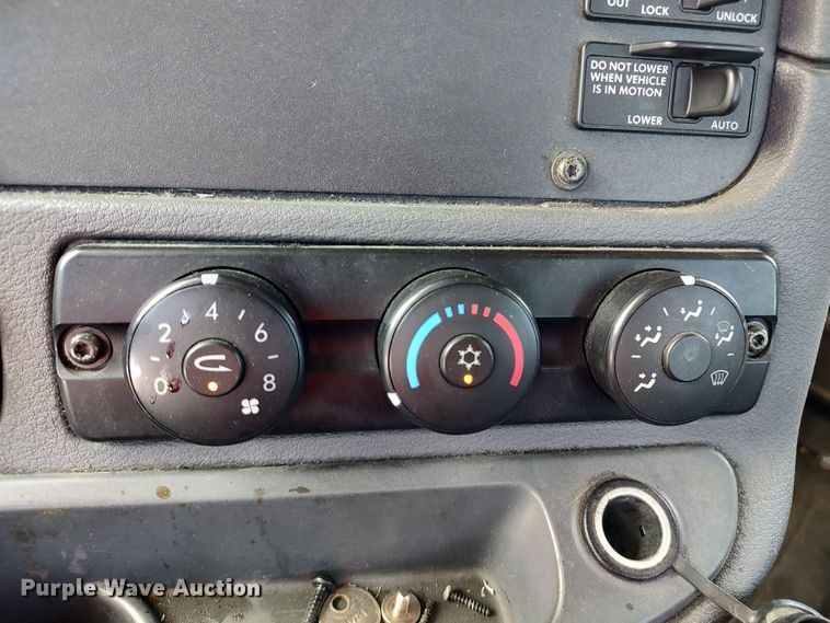 image for item LU9109 2015 Freightliner Cascadia 125  semi truck