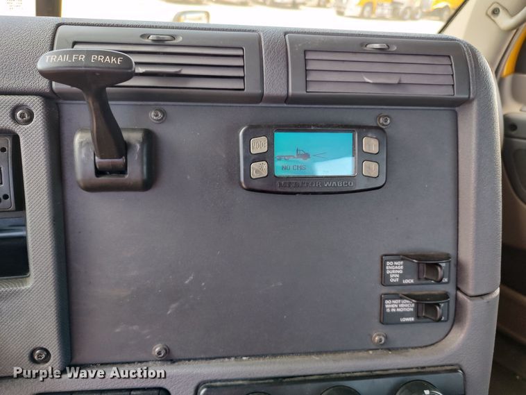 image for item LU9109 2015 Freightliner Cascadia 125  semi truck