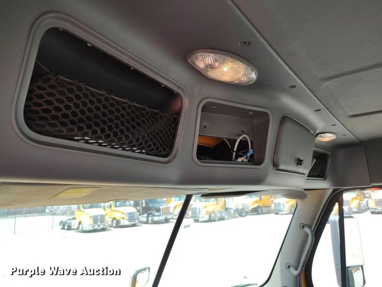 image for item LU9109 2015 Freightliner Cascadia 125  semi truck