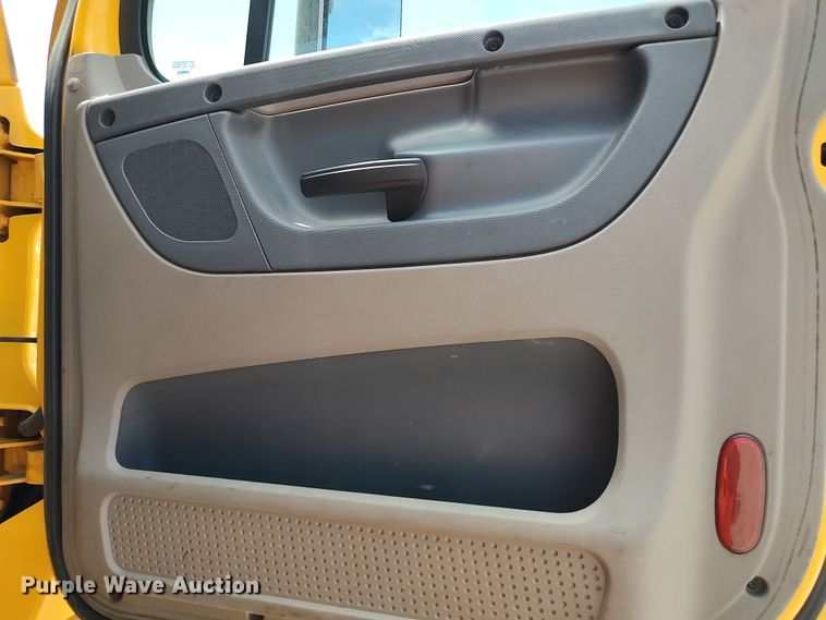 image for item LU9109 2015 Freightliner Cascadia 125  semi truck