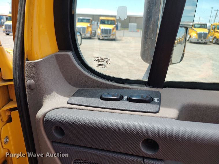 image for item LU9109 2015 Freightliner Cascadia 125  semi truck