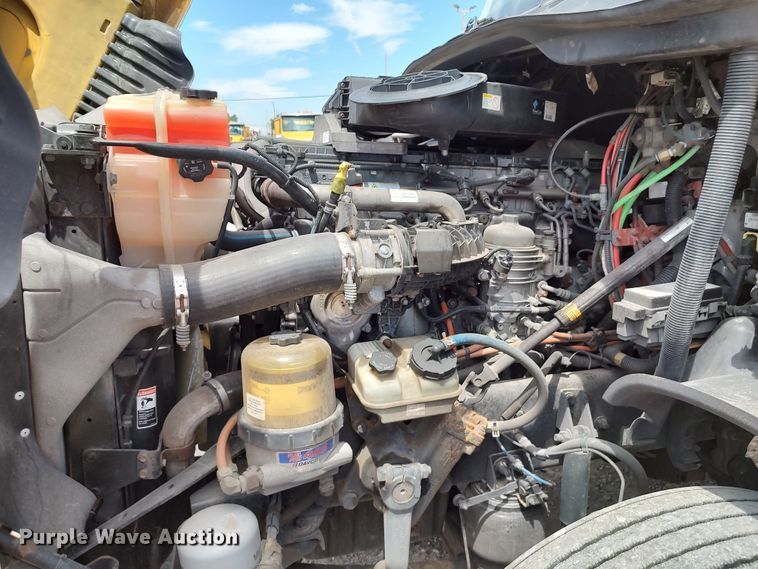 image for item LU9109 2015 Freightliner Cascadia 125  semi truck