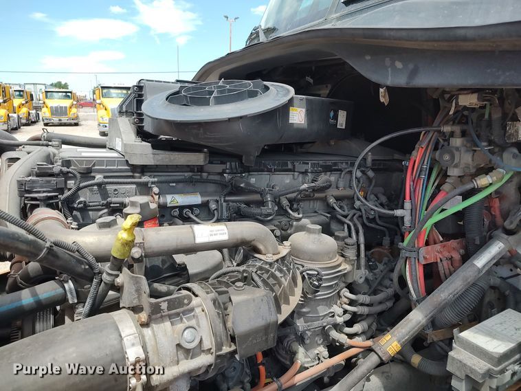 image for item LU9109 2015 Freightliner Cascadia 125  semi truck