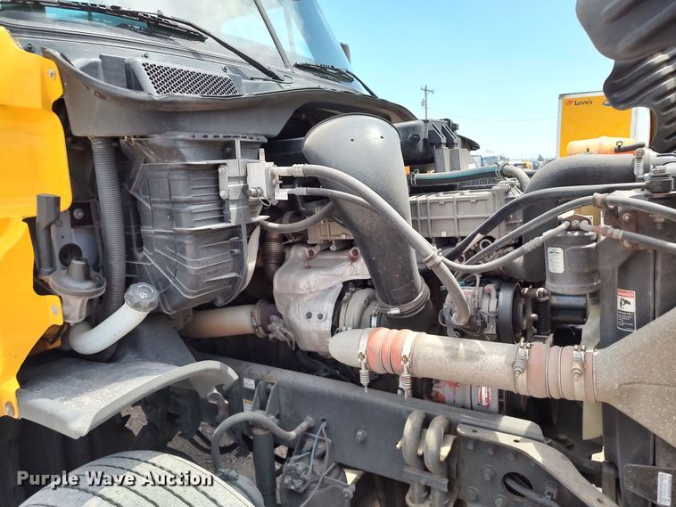 image for item LU9109 2015 Freightliner Cascadia 125  semi truck