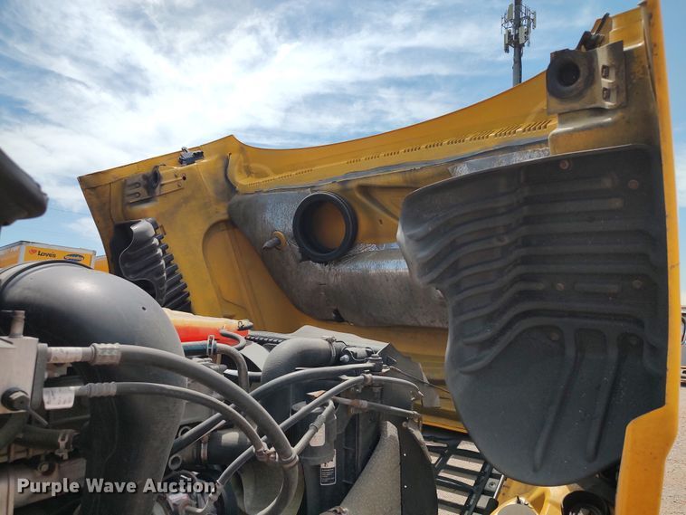 image for item LU9109 2015 Freightliner Cascadia 125  semi truck