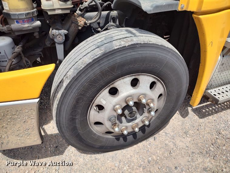 image for item LU9109 2015 Freightliner Cascadia 125  semi truck