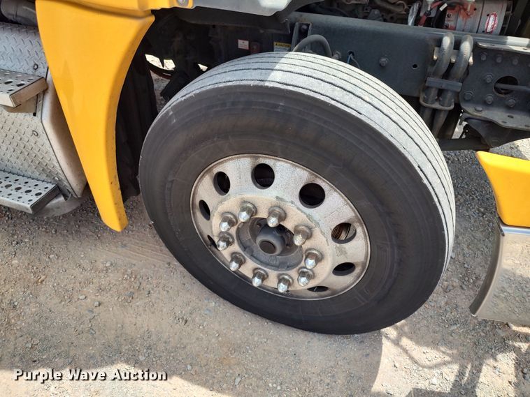 image for item LU9109 2015 Freightliner Cascadia 125  semi truck