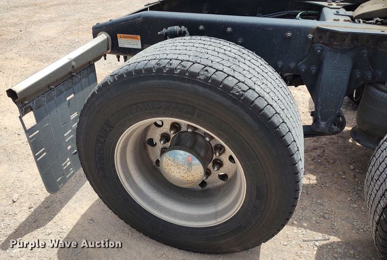 image for item LU9109 2015 Freightliner Cascadia 125  semi truck