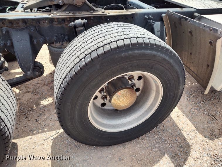 image for item LU9109 2015 Freightliner Cascadia 125  semi truck