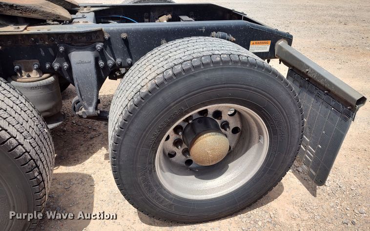 image for item LU9109 2015 Freightliner Cascadia 125  semi truck