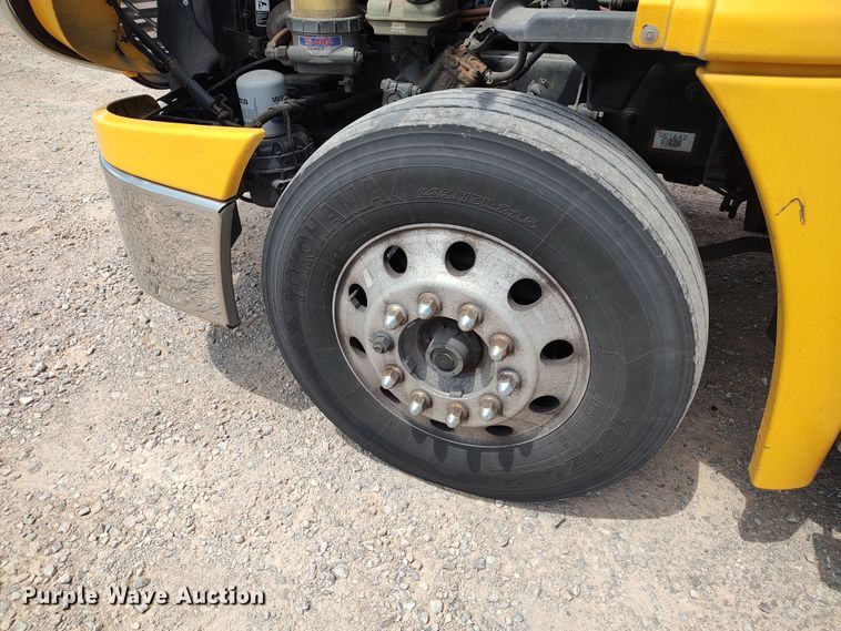 image for item LU9109 2015 Freightliner Cascadia 125  semi truck