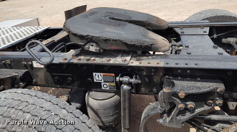 image for item LU9110 2019 Kenworth T680  semi truck