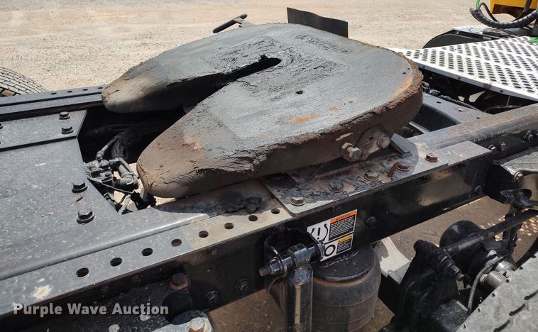 image for item LU9110 2019 Kenworth T680  semi truck