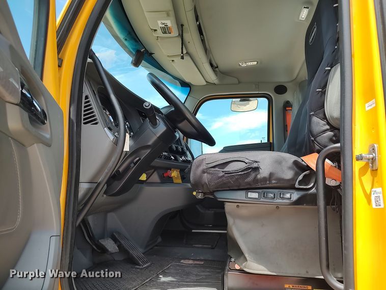 image for item LU9110 2019 Kenworth T680  semi truck