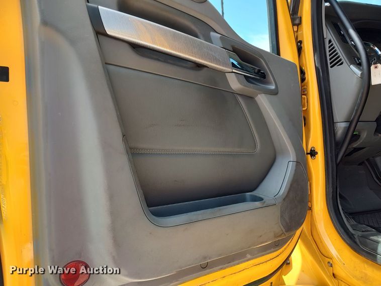 image for item LU9110 2019 Kenworth T680  semi truck