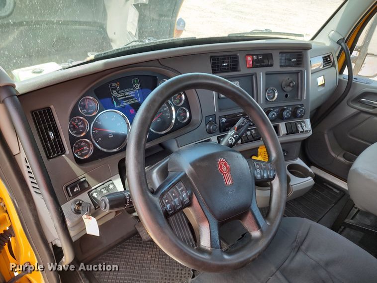 image for item LU9110 2019 Kenworth T680  semi truck