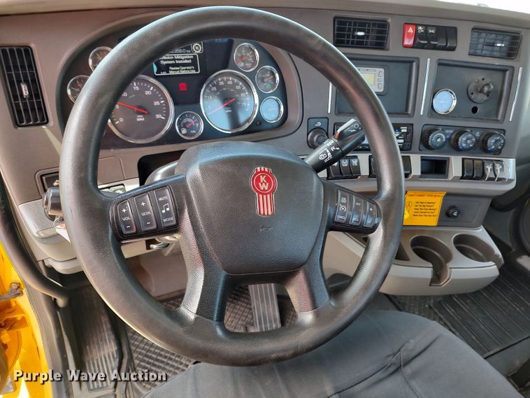 image for item LU9110 2019 Kenworth T680  semi truck