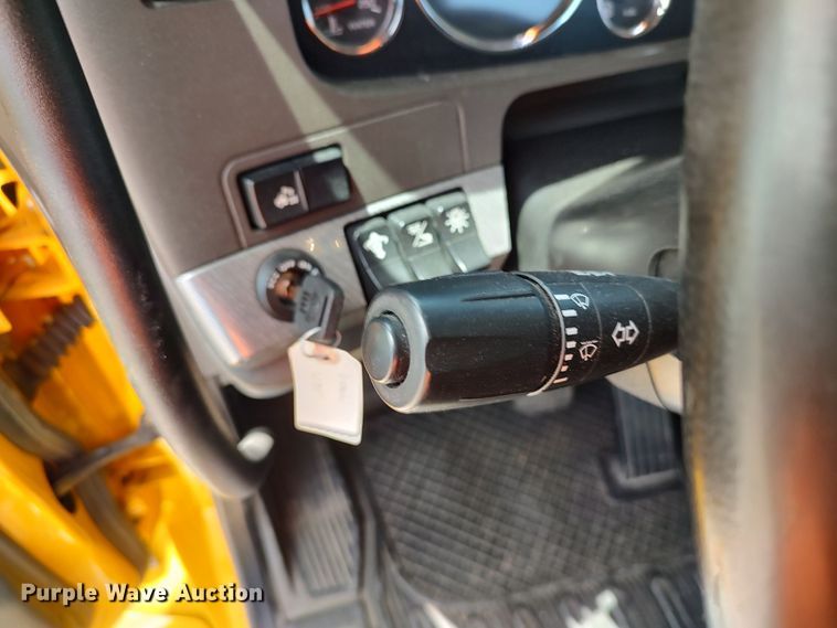 image for item LU9110 2019 Kenworth T680  semi truck