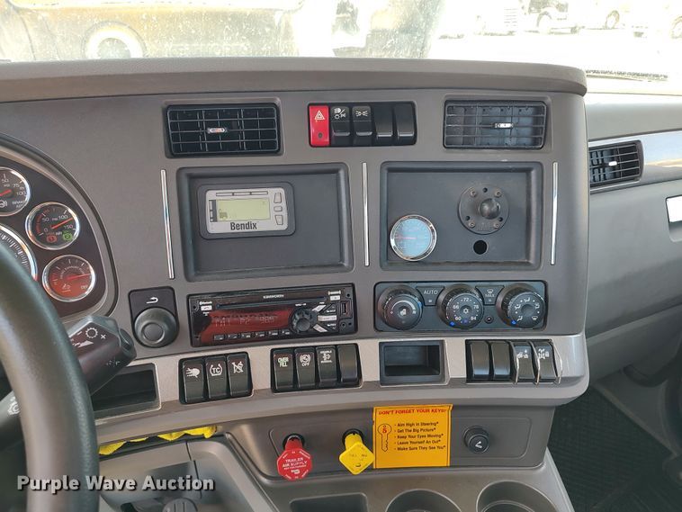 image for item LU9110 2019 Kenworth T680  semi truck