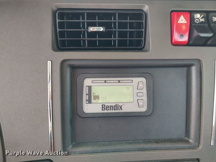 image for item LU9110 2019 Kenworth T680  semi truck