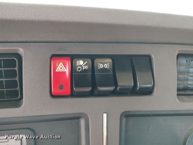 image for item LU9110 2019 Kenworth T680  semi truck