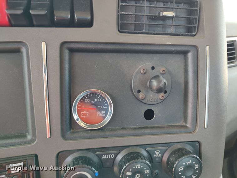 image for item LU9110 2019 Kenworth T680  semi truck