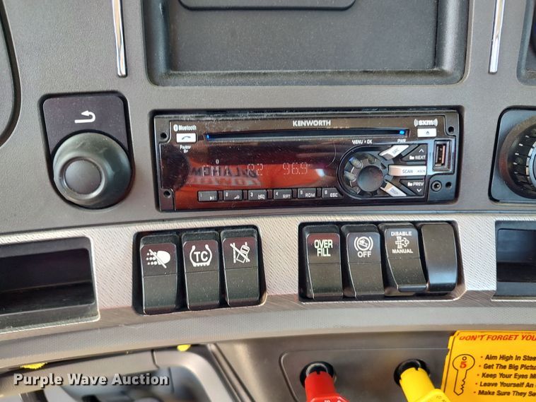 image for item LU9110 2019 Kenworth T680  semi truck